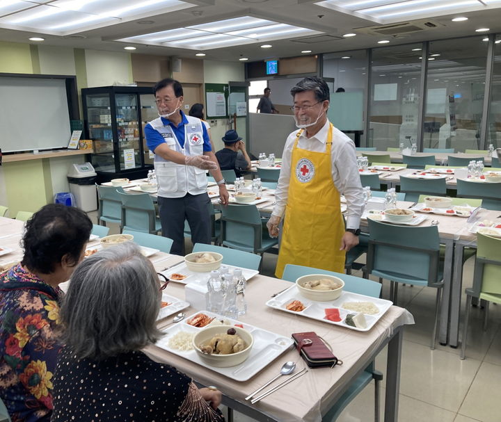 [서울=뉴시스] 건강한 여름나기 삼계탕 행사. 2025.07.27. (사진=중구 제공) *재판매 및 DB 금지