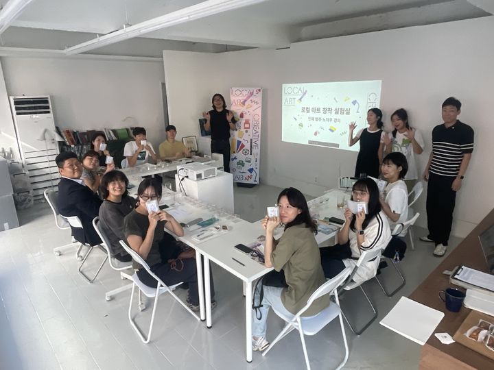 [광주=뉴시스] 광주 동구 서남예술촌은 로컬 아트 창작 실험실: 인쇄 발주 노하우 행사가 지난 25일 성황리에 마무리됐다고 27일 밝혔다. (사진 = 광주 동구 서남예술촌 제공) 2025.07.27. photo@newsis.com *재판매 및 DB 금지