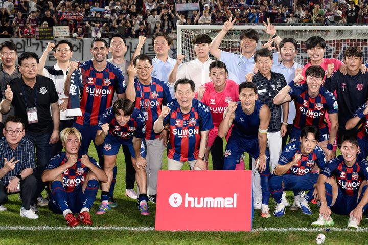 [수원=뉴시스] 이재준 수원시장과 수원FC 선수단이 26일 수원종합운동장에서 열린 '1호선 더비' 3차전에서 FC안양에 2-1 역전승을 거둔 뒤 기념촬영을 하고 있다. 수원FC는 이날 승리로 시즌 첫 3연승을 기록했다. (사진=수원시 제공) 2025.07.27. photo@newsis.com *재판매 및 DB 금지
