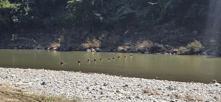 현장에 투입된 수색인력들이 조종면 일대에서 일렬횡대로 하천 바닥을 정밀 수색하고 있다. (사진=경기북부소방재난본부 제공) photo@newsis.com *재판매 및 DB 금지