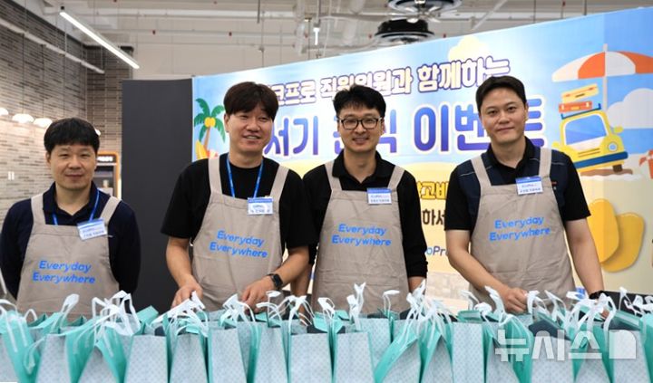 [포항=뉴시스] 송종욱 기자 = 에코프로가 연일 이어지는 불볕더위에 직원들의 안전을 위해 고온 계속 때 작업 중단과 쿨 매트·냉각조끼'를 지원하고 있다. 사진은 최근 에코프로 포항캠퍼스에서 열린 간식 지원 이벤트에 참여한 직원 위원들의 모습. (사진=에코프로 제공) 2025.07.27. photo@newsis.com