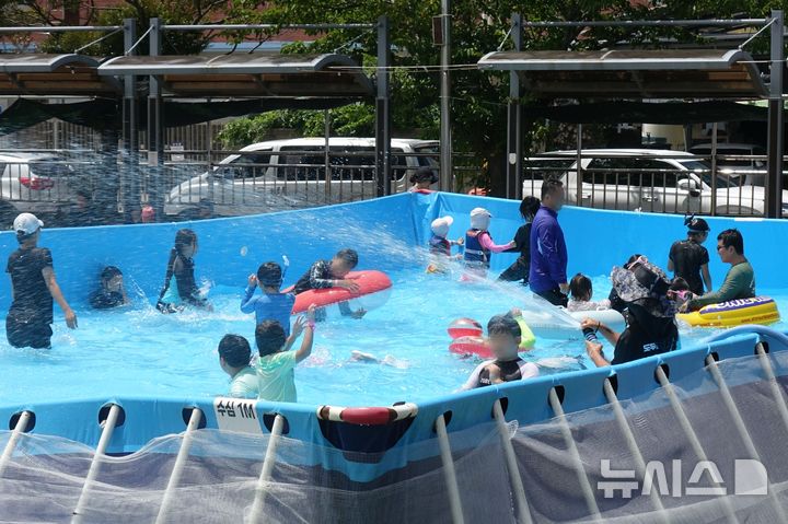 [제주=뉴시스] 양영전 기자 = 본격 휴가철을 맞은 27일 오후 제주시 도두동 오래물수영장을 찾은 피서객들이 물놀이를 하고 있다. 2025.07.27. 0jeoni@newsis.com