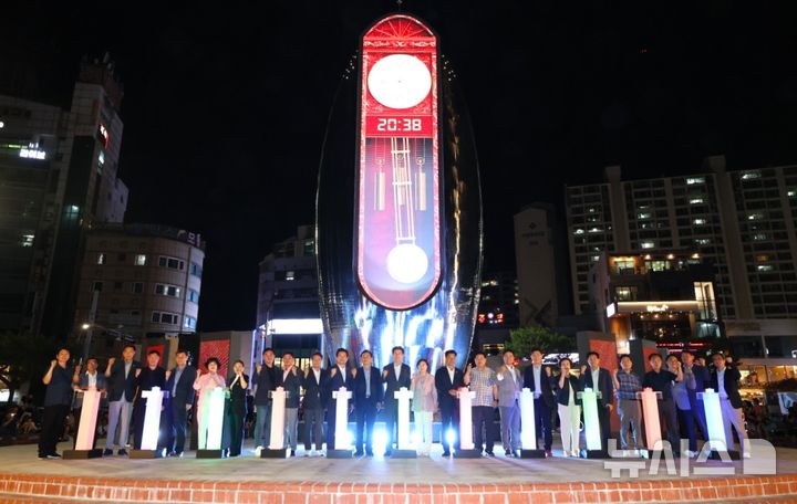 [포항=뉴시스] 송종욱 기자 = 경북 포항시는 지난 26일 북구 두호동 영일대해수욕장 앞에서 해양 관광의 랜드마크로 자리매김할 '빛의 시계탑' 준공식을 개최했다. 사진은 이강덕 시장, 김일만 시의회 의장, 김정재 국회의원, 시도 의원, ’기관 단체장, 주민들이 준공 기념 퍼포먼스를 하는 모습. (사진=포항시 제공) 2025.07.27. photo@newsis.com