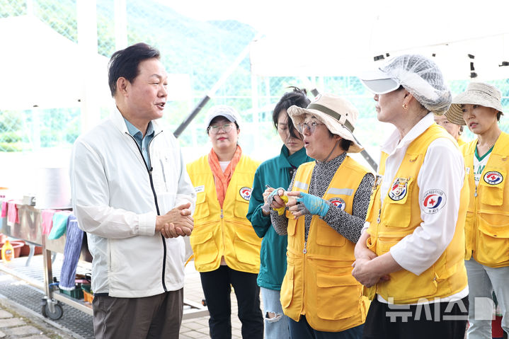 [합천=뉴시스]박완수 경남도지사가 지난 26일 합천군 가회면 가회체육공원에서 수해 피해 이재민과 수해 복구에 투입된 인력의 끼니 제공을 위해 밥차를 운영하는 적십자사 밀양시협의회 자원봉사자들을 격려하고 있다.(사진=경남도 제공) 2025.07.27. photo@newsis.com