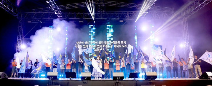 [보령=뉴시스] '제28회 보령머드축제 동행 30년 시민한마당' 공연 모습. (사진=보령시청 제공) *재판매 및 DB 금지