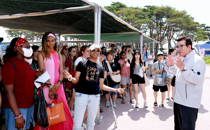 [보령=뉴시스] '제28회 보령머드축제' 개막식에 맞춰 첫번째로 운행된 '서울-보령 머드트레인'에 탑승한 관광객들을 맞이하는 김동일 보령시장. (사진=보령시청 제공) *재판매 및 DB 금지