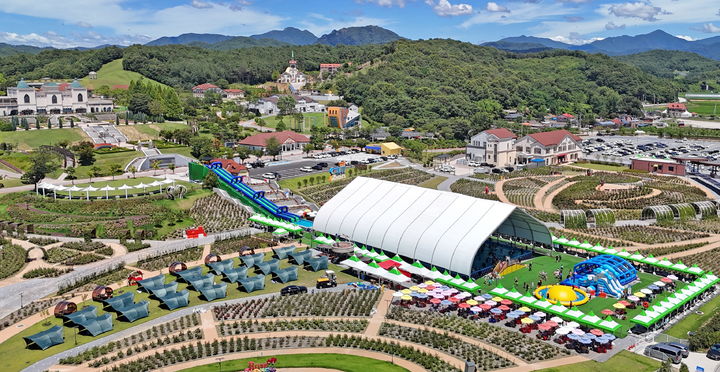 [임실=뉴시스] 지난 26일 '2025 임실 아쿠아페스티벌'이 개막한 임실치즈테마파크 내 장미원 이벤트 광장에 축제의 물놀이장 시설들이 들어서 있다. (사진=임실군청 제공) 2025.07.27. photo@newsis.com *재판매 및 DB 금지