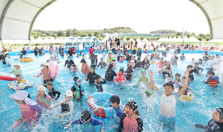 [임실=뉴시스] 지난 26일부터 임실치즈테마파크에서 열리고 있는 '2025 아쿠아페스티벌', 풀장 안에 어린이들이 물장구를 치며 신나게 놀고 있다. (사진=임실군청 제공) 2025.07.27. photo@newsis.com *재판매 및 DB 금지