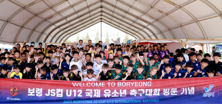 [보령=뉴시스] 머드체험을 한 '2025 보령 JS CUP U12 국제유소년 축구대회' 참가 선수들. (사진=보령시청 제공) *재판매 및 DB 금지