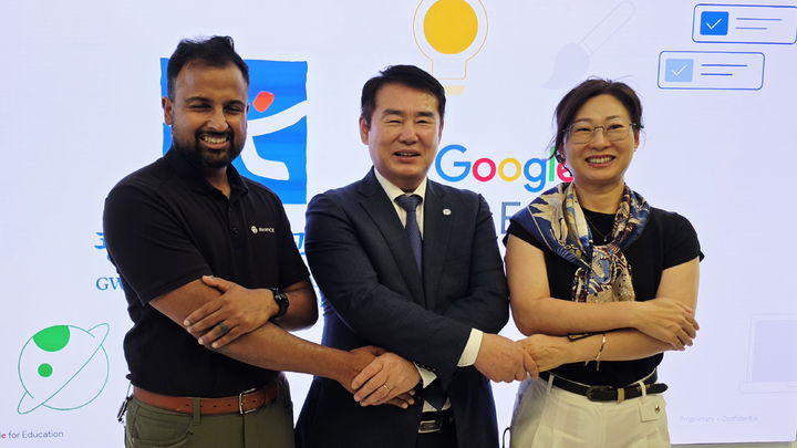 [광주=뉴시스] 이정선 광주시교육감(가운데)이 지난 25일(현지시간) 샌프란시스코 구글 베이뷰 캠퍼스에서 소피 배 구글 포 에듀케이션 한국 총괄(오른쪽)과 함께 기념 사진을 촬영하고 있다. (사진=시교육청 제공) photo@newsis.com *재판매 및 DB 금지