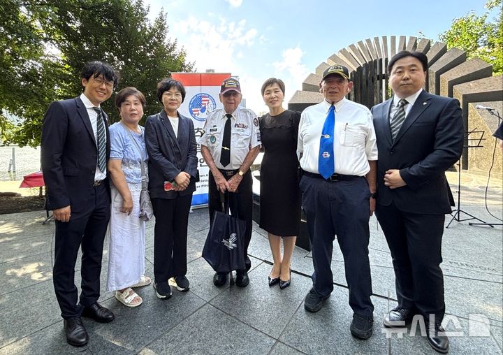 [포항=뉴시스] 송종욱 기자 = 경북 포항시와 미국 피츠버그시가 '포항 무궁화길' 조성 등의 인연으로 자매결연을 추진한다. 사진은 지난 22일(현지 시각) 피츠버그시에서 열린 '포항 무궁화길 보존 관리 발대식'에 참석한 포항시 관계자와 이재용 주뉴욕총영사관 펜실베니아 출장소장, 서부펜실베니아 한국 전쟁 참전 용사, 앨러게니 카운티 관계자 등이 기념 촬영하는 모습. (사진=포항시 제공) 2025.07.27. photo@newsis.com
