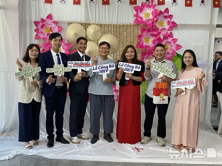 [창원=뉴시스]지난 26일 오전 경남 창원시 마산회원구 창신대학교 1세미나실에서 열린 주한경남베트남교민회 출범식에 참석한 경남이주민센터 이철승(오른쪽서 네 번째부터) 대표가 교민회 황칵장 상임회장 등 임원단과 기념촬영하고 있다.(사진=경남이주민센터 제공) 2025.07.27. photo@newsis.com