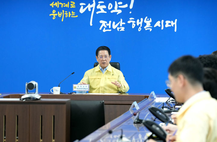 [무안=뉴시스] 27일 김영록 전남지사가 도청 재난종합상황실에서 폭염경보 대처사항 보고회를 주재하고 있다. (사진 제공 = 전남도). 2025.07.27. photo@newsis.com *재판매 및 DB 금지