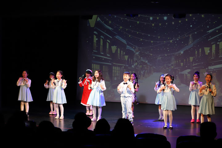 [대구=뉴시스] 지난해 대구 어울아트센터 행복예술아카데미 영어 뮤지컬 캠프 운영 모습. (사진=행복북구문화재단 제공) 2025.07.27. photo@newsis.com *재판매 및 DB 금지