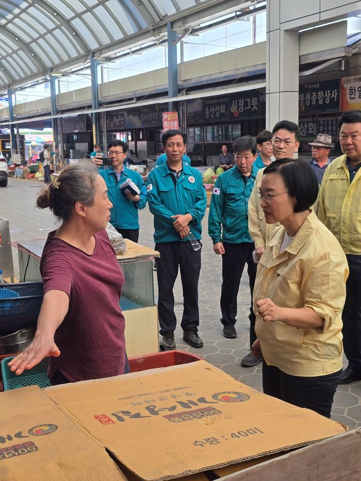 [서울=뉴시스] 한성숙 중소벤처기업부 장관은 27일 충남 당진시 당진 전통시장을 찾아 피해 복구 상황 및 폭염 대책을 점검했다. (사진-중소벤처기업부 제공) 2025.07.27. photo@newsis.com *재판매 및 DB 금지