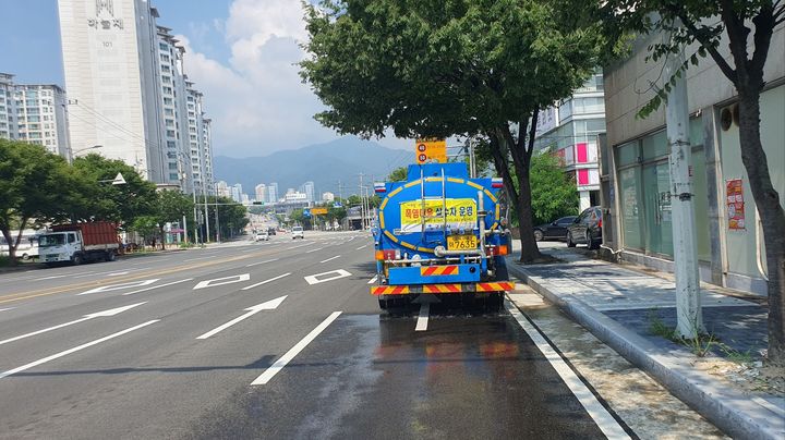 [구미=뉴시스] 살수차 운영. (사진=구미시 제공) 2025.07.27 photo@newsis.com *재판매 및 DB 금지