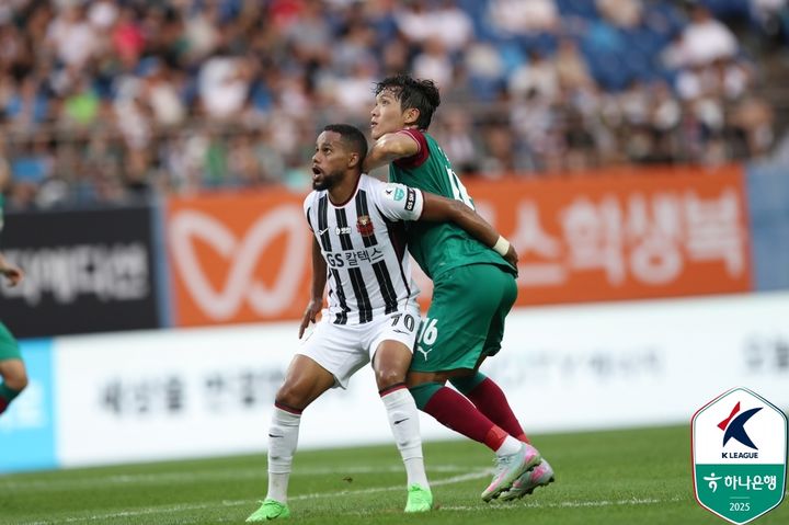 [서울=뉴시스] 프로축구 K리그1 FC서울의 안데르손과 대전하나시티즌의 이명재. (사진=한국프로축구연맹 제공) *재판매 및 DB 금지