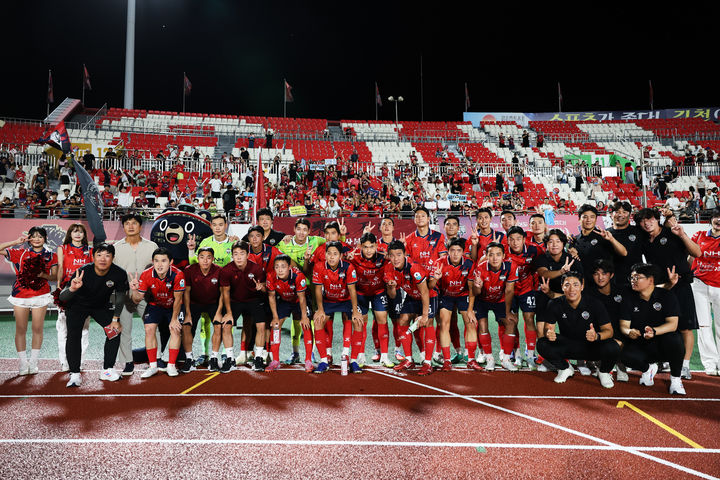 [김천=뉴시스] 선수들이 승리샷을 찍고 있다. (사진=김천상무 제공) 2025.07.27 photo@newsis.com *재판매 및 DB 금지