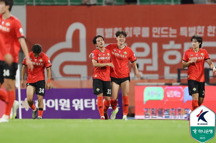 [서울=뉴시스]K리그1 강원 홍철 극적인 동점골. (사진=한국프로축구연맹 제공)