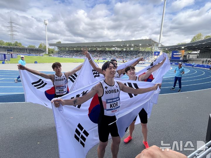 [서울=뉴시스]한국 육상 남자 400m 계주, 첫 하계U대회 우승 '38초50'. (사진=대한육상연맹 제공)