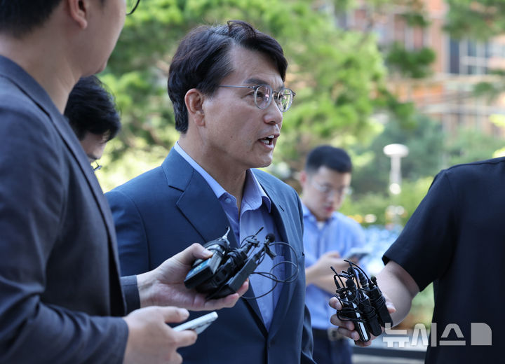 [서울=뉴시스] 배훈식 기자 = 공천 개입 의혹을 받고 있는 윤상현 국민의힘 의원이 27일 오전 서울 종로구 김건희 특검팀(특별검사 민중기) 사무실에 출석하며 취재진의 질문에 답변하고 있다. 2025.07.27. dahora83@newsis.com