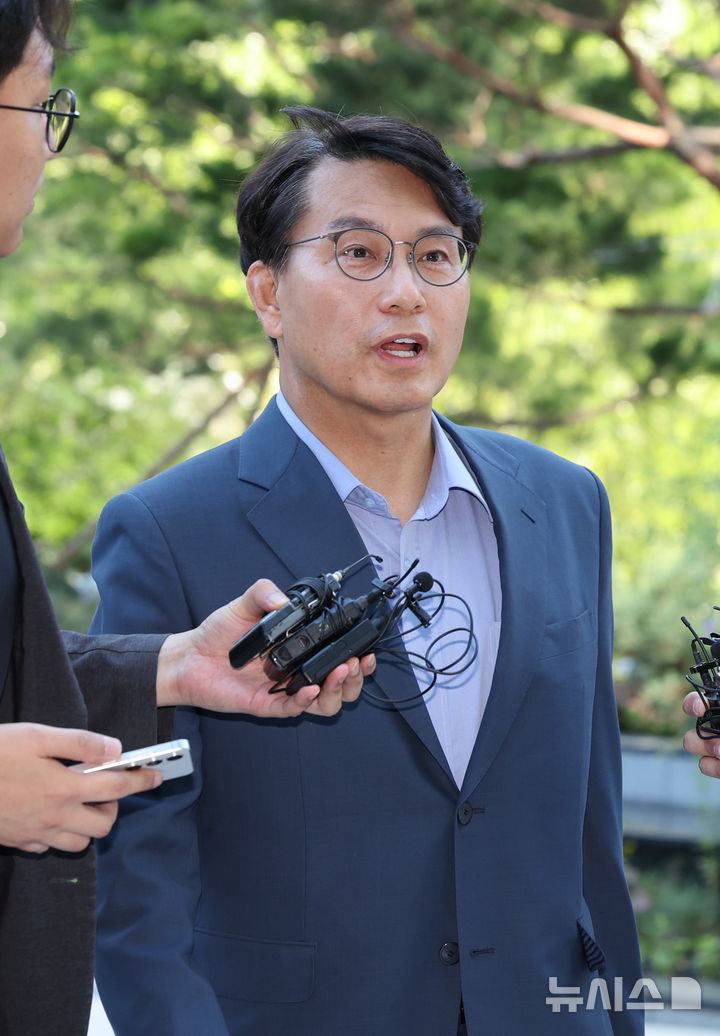 [서울=뉴시스] 배훈식 기자 = 공천 개입 의혹을 받고 있는 윤상현 국민의힘 의원이 27일 오전 서울 종로구 김건희 특검팀(특별검사 민중기) 사무실에 출석하며 취재진의 질문에 답변하고 있다. 2025.07.27. dahora83@newsis.com