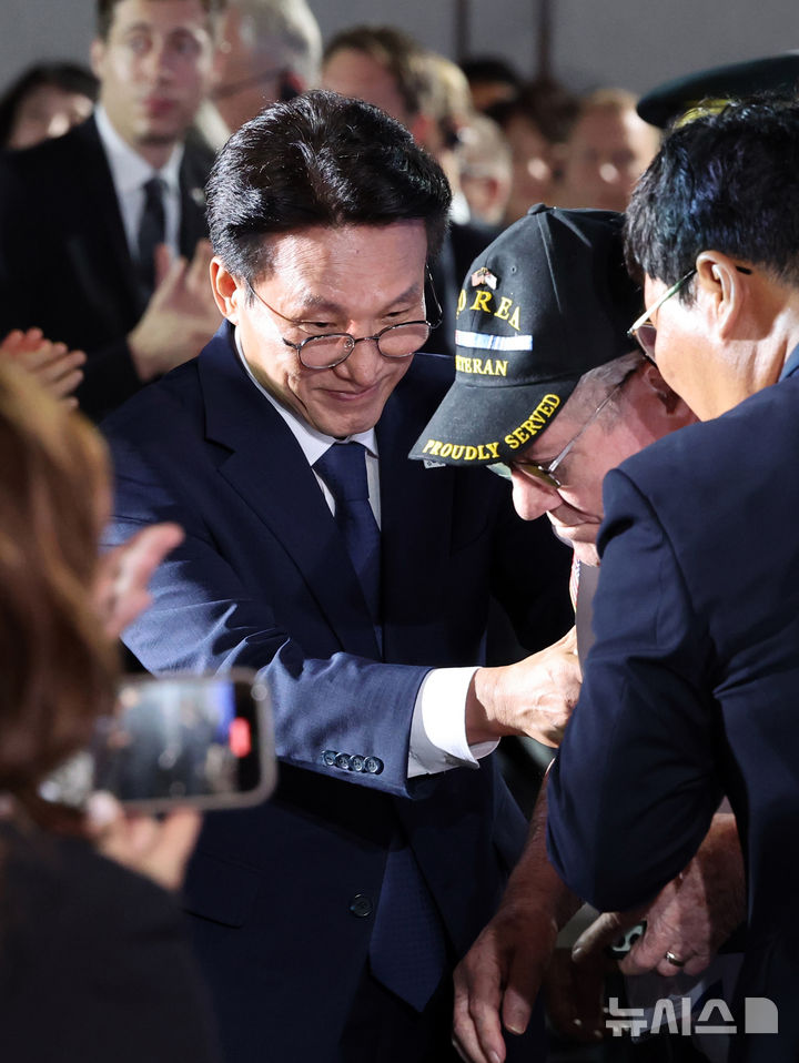[고양=뉴시스] 김명원 기자 = 김민석 국무총리가 27일 오전 경기 고양시 일산서구 킨텍스에서 열린 '2025년 유엔군 참전의 날 기념식'에서 유엔참전용사와 입장을 하고 있다. (공동취재) 2025.07.27. photo@newsis.com