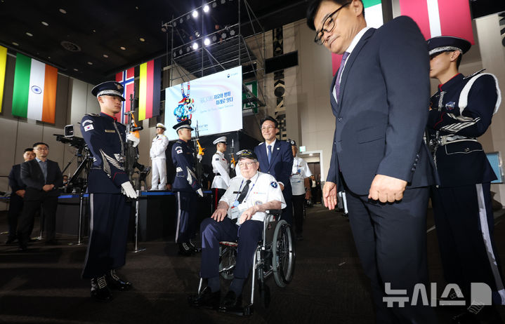 [고양=뉴시스] 김명원 기자 = 김민석 국무총리가 27일 오전 경기 고양시 일산서구 킨텍스에서 열린 '2025년 유엔군 참전의 날 기념식'에서 유엔참전용사와 입장을 하고 있다. (공동취재) 2025.07.27. photo@newsis.com