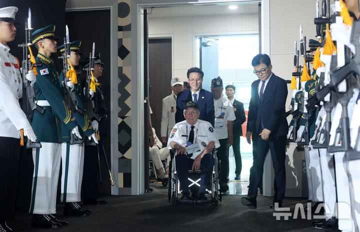 [고양=뉴시스] 김명원 기자 = 김민석 국무총리가 27일 오전 경기 고양시 일산서구 킨텍스에서 열린 '2025년 유엔군 참전의 날 기념식'에서 유엔참전용사와 입장하고 있다. (공동취재) 2025.07.27. photo@newsis.com