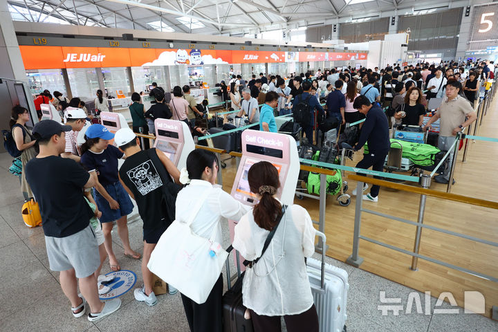 [인천공항=뉴시스] 황준선 기자 = 본격적인 여름 휴가철을 맞은 27일 오전 인천국제공항 제1터미널 출국장이 승객들로 붐비고 있다. 2025.07.27. hwang@newsis.com