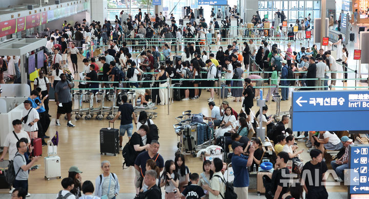 [인천공항=뉴시스] 황준선 기자 = 지난 7월27일 오전 인천국제공항 제1터미널 출국장이 승객들로 붐비고 있다. 2025.07.27. hwang@newsis.com