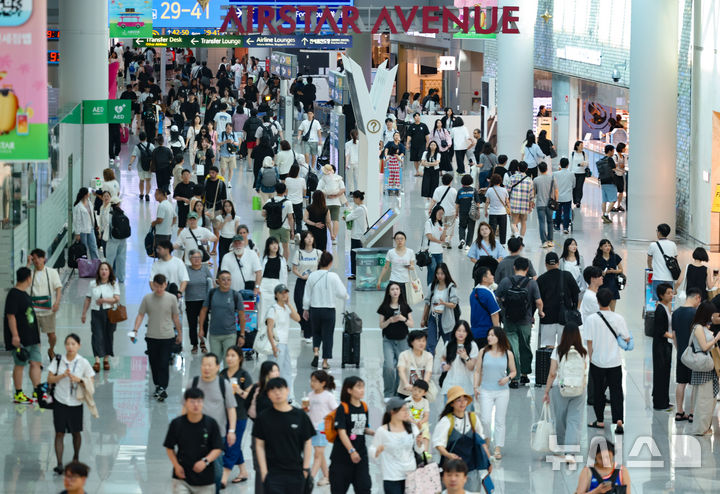 [인천공항=뉴시스] 황준선 기자 = 인천국제공항 제1터미널 출국장 면세구역이 승객들로 붐비고 있다. 2025.07.27. hwang@newsis.com