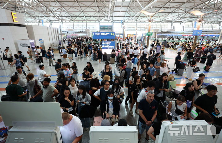 [인천공항=뉴시스] 황준선 기자 = 본격적인 여름 휴가철을 맞은 27일 오전 인천국제공항 제1터미널 출국장이 승객들로 붐비고 있다. 2025.07.27. hwang@newsis.com