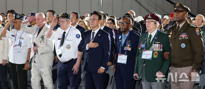 [고양=뉴시스] 김명원 기자 = 김민석 국무총리와 제이비어 브런슨 유엔군 사령관을 비롯한 참전용사들이 27일 경기 고양시 일산킨텍스에서 열린 2025 유엔군 참전의 날 기념식에서 국기에 대한 경례를 하고 있다. (공동취재) 2025.07.27. photo@newsis.com