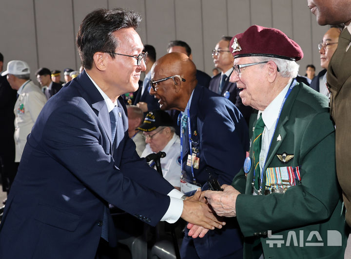 [고양=뉴시스] 김명원 기자 = 김민석 국무총리가 27일 경기 고양시 일산킨텍스에서 열린 2025 유엔군 참전의 날 기념식에서 참전용사와 인사를 나누고 있다. (공동취재) 2025.07.27. photo@newsis.com