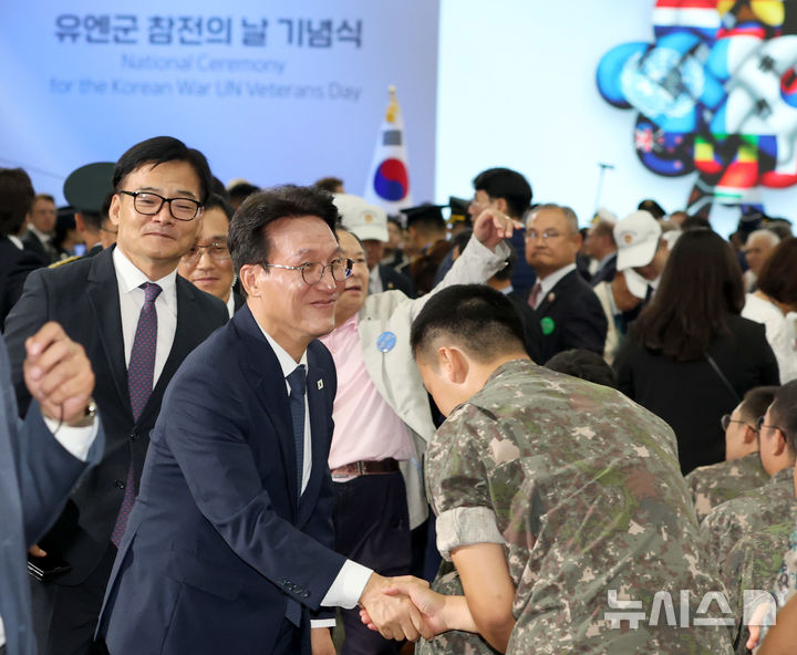 [고양=뉴시스] 김명원 기자 = 김민석 국무총리가 27일 경기 고양시 일산킨텍스에서 열린 2025 유엔군 참전의 날 기념식에서 국군장병들과 인사를 나누고 있다. (공동취재) 2025.07.27. photo@newsis.com