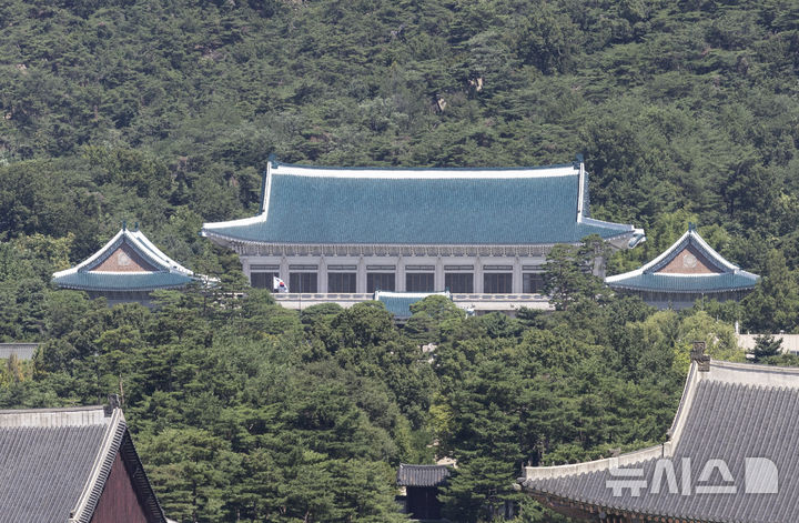 [서울=뉴시스] 김근수 기자 = 청와대 국민개방 마지막 주말인 27일 서울 종로구 대한민국역사박물관에서 청와대 본관 모습이 보이고 있다. 2025.07.27. ks@newsis.com