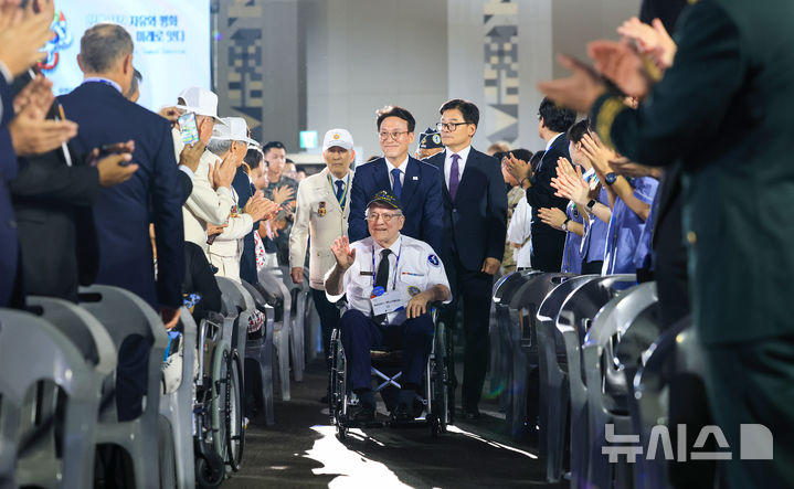 [고양=뉴시스] 김명원 기자 = 김민석 국무총리와 유엔참전용사들이 27일 오전 경기 고양시 킨텍스 제2전시장에서 열린 2025년 유엔군 참전의 날 기념식에 입장하고 있다. 이날 행사에는 6.25참전용사, 참전국 주한 외교사절, 유엔군 관계자 등 1000여명이 참석했다. (공동취재) 2025.07.27. photo@newsis.com