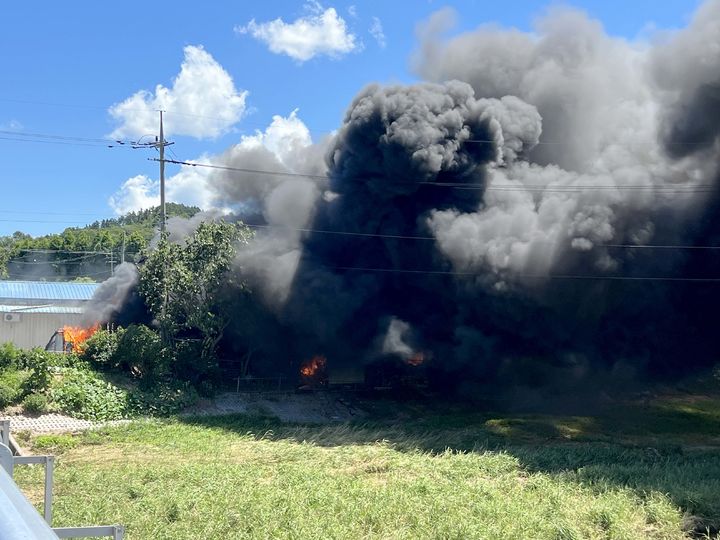 [곡성=뉴시스] 변재훈 기자 = 27일 오후 1시11분께 전남 곡성군 삼기면 한 농가 주택 내 창고에서 불이 나 1t 화물차로까지 불길이 옮겨붙어 소방 당국이 진화 작업을 벌이고 있다. (사진=독자 제공) 2025.07.27. photo@newsis.com *재판매 및 DB 금지