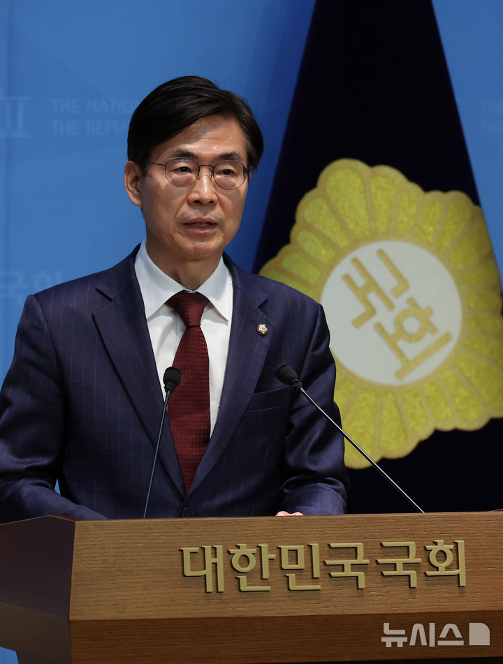 [서울=뉴시스] 김명년 기자 = 국민의힘 당대표 출마선언을 한 조경태 의원이 27일 오후 서울 여의도 국회 소통관에서 '혁신후보 단일화 재촉구 기자회견'을 열고 발언하고 있다. 2025.07.27. kmn@newsis.com