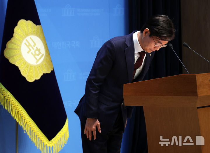 [서울=뉴시스] 김명년 기자 = 국민의힘 당대표 출마선언을 한 조경태 의원이 27일 오후 서울 여의도 국회 소통관에서 '혁신후보 단일화 재촉구 기자회견'을 열고 발하고 있다. 2025.07.27. kmn@newsis.com