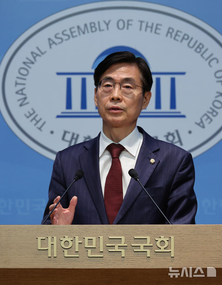 [서울=뉴시스] 김명년 기자 = 국민의힘 당대표 출마선언을 한 조경태 의원이 27일 오후 서울 여의도 국회 소통관에서 '혁신후보 단일화 재촉구 기자회견'을 열고 발언하고 있다. 2025.07.27. kmn@newsis.com