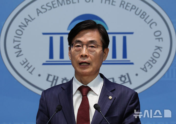 [서울=뉴시스] 김명년 기자 = 국민의힘 당대표 출마선언을 한 조경태 의원이 27일 오후 서울 여의도 국회 소통관에서 '혁신후보 단일화 재촉구 기자회견'을 열고 발언하고 있다. 2025.07.27. kmn@newsis.com