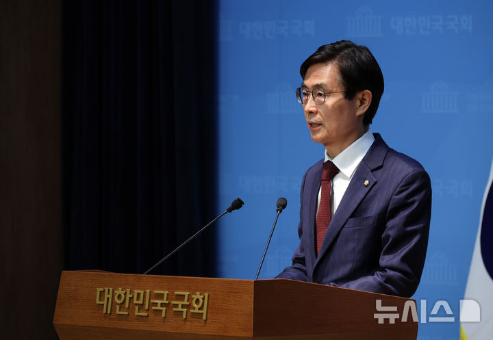 [서울=뉴시스] 김명년 기자 = 국민의힘 당대표 출마선언을 한 조경태 의원이 27일 오후 서울 여의도 국회 소통관에서 '혁신후보 단일화 재촉구 기자회견'을 열고 발언하고 있다. 2025.07.27. kmn@newsis.com