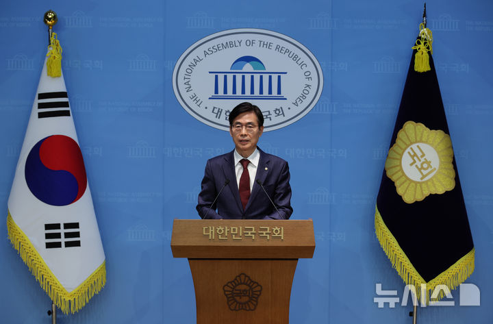 [서울=뉴시스] 김명년 기자 = 국민의힘 당대표 출마선언을 한 조경태 의원이 27일 오후 서울 여의도 국회 소통관에서 '혁신후보 단일화 재촉구 기자회견'을 열고 발언하고 있다. 2025.07.27. kmn@newsis.com