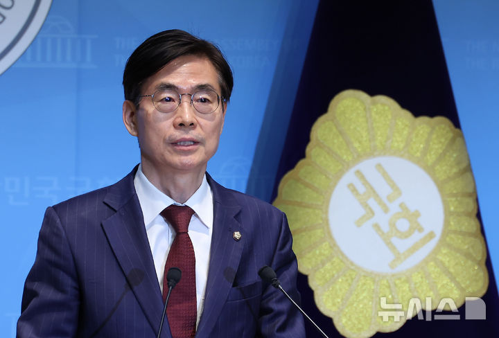 [서울=뉴시스] 김명년 기자 = 국민의힘 당대표 출마선언을 한 조경태 의원이 27일 오후 서울 여의도 국회 소통관에서 '혁신후보 단일화 재촉구 기자회견'을 열고 발언하고 있다. 2025.07.27. kmn@newsis.com
