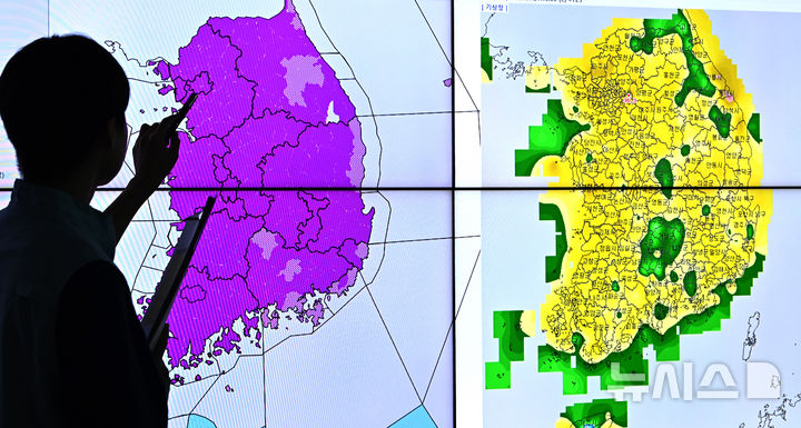 [수원=뉴시스] 김종택 기자 = 전국 대부분 지역에 폭염경보가 발효된 27일 경기 수원시 수도권기상청에서 예보관이 폭염 상황을 모니터링 하고 있다.&nbsp; 이날 기상청은 "전국에 폭염특보가 발효된 가운데 최고체감온도가 35도 내외로 올라 매우 무덥겠으니 온열질환에 각별한 주의가 필요하다"고 예보했다. 2025.07.27. jtk@newsis.com