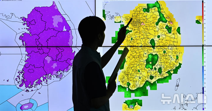 [수원=뉴시스] 김종택 기자 = 전국 대부분 지역에 폭염경보가 발효된 27일 경기 수원시 수도권기상청에서 예보관이 폭염 상황을 모니터링 하고 있다. 2025.07.27. jtk@newsis.com