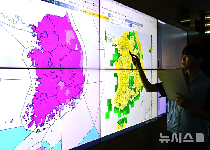 [수원=뉴시스] 김종택 기자 = 27일 경기 수원시 수도권기상청에서 예보관이 폭염 상황을 모니터링 하고 있다. 2025.07.27. jtk@newsis.com