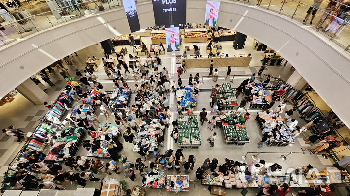 [용인=뉴시스] 김종택 기자 = 전국 대부분 지역에 폭염 경보가 발효된 27일 경기 용인시 롯데아울렛 기흥점이 더위를 피해 쇼핑을 나온 시민들로 북적이고 있다. 2025.07.06. jtk@newsis.com